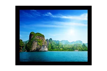 Innrammet lerretsbilde i tre - 41x56 cm - Storslått kystlinje med fjellformasjoner og frodig vegetasjon - Blå / Grønn / Hvit - Interiør - Maleri & posters - Lerretsbilder