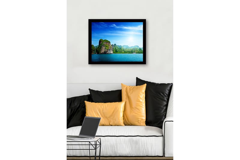 Innrammet lerretsbilde i tre - 41x56 cm - Storslått kystlinje med fjellformasjoner og frodig vegetasjon - Blå / Grønn / Hvit - Interiør - Maleri & posters - Lerretsbilder