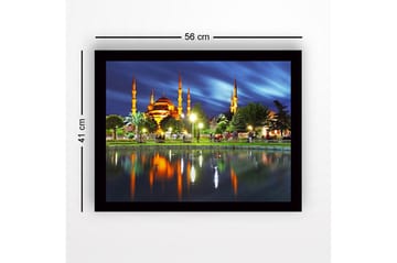 Innrammet lerretsbilde i tre - 41x56 cm - Storslått moské med opplyste minareter ved en speilblank innsjø - Oransje / Grønn / Blå - Interiør - Maleri & posters - Lerretsbilder