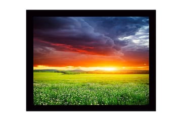 Innrammet lerretsbilde i tre - 41x56 cm - Storslått solnedgang over en grønn eng - Oransje / Grønn / Blå - Interiør - Maleri & posters - Lerretsbilder