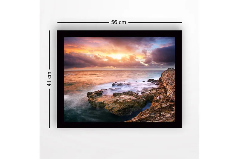 Innrammet lerretsbilde i tre - 41x56 cm - Storslått solnedgang over havet med fjellformasjoner i forgrunnen - Oransje / Blå / Grå - Interiør - Maleri & posters - Lerretsbilder