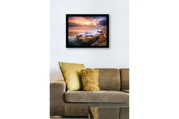 Innrammet lerretsbilde i tre - 41x56 cm - Storslått solnedgang over havet med fjellformasjoner i forgrunnen - Oransje / Blå / Grå - Interiør - Maleri & posters - Lerretsbilder