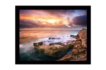 Innrammet lerretsbilde i tre - 41x56 cm - Storslått solnedgang over havet med fjellformasjoner i forgrunnen - Oransje / Blå / Grå - Interiør - Maleri & posters - Lerretsbilder