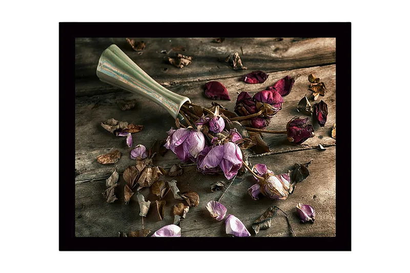 Innrammet lerretsbilde i tre - 41x56 cm - Tørkede roser i en vase på et trebord - Lilla / Brun / Grå - Interiør - Maleri & posters - Lerretsbilder