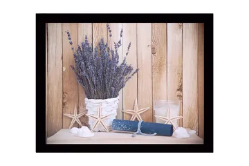 Innrammet lerretsbilde i tre - 41x56 cm - Tørket lavendel i en hvit kurv med sjøstjerner og en papirrull - Lilla / Hvit / Blå - Interiør - Maleri & posters - Lerretsbilder