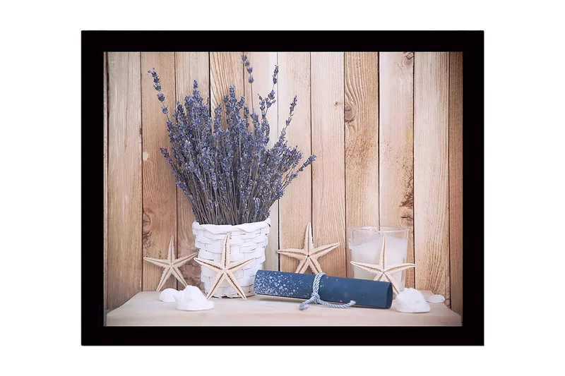 Innrammet lerretsbilde i tre - 41x56 cm - Tørket lavendel i en hvit kurv med sjøstjerner og en papirrull, Lilla / Hvit / Blå