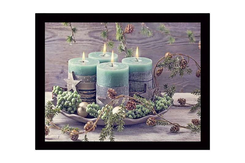Innrammet lerretsbilde i tre - 41x56 cm - Tente lys i en vinterdekorasjon med grangrener og kongler, Grønn / Lys blå / Beige