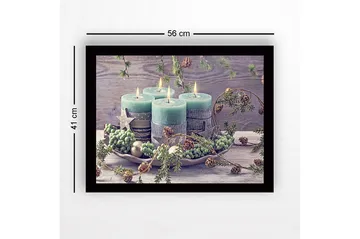 Innrammet lerretsbilde i tre - 41x56 cm - Tente lys i en vinterdekorasjon med grangrener og kongler - Grønn / Lys blå / Beige - Interiør - Maleri & posters - Lerretsbilder