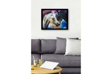Innrammet lerretsbilde i tre - 41x56 cm - To hester i kontrastfarger, en hvit og en svart, møtes i en dynamisk komposisjon - Hvit / Svart / Blå - Interiør - Maleri & posters - Lerretsbilder