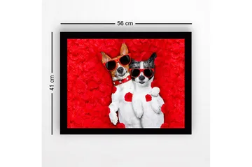 Innrammet lerretsbilde i tre - 41x56 cm - To hunder med solbriller omgitt av røde roseblader - Rød / Svart / Hvit - Interiør - Maleri & posters - Lerretsbilder