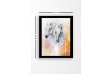 Innrammet lerretsbilde i tre - 41x56 cm - To majestetiske hester med myke ansiktstrekk og en drømmeaktig bakgrunn - Hvit / Lys grå / Oransje - Interiør - Maleri & posters - Lerretsbilder