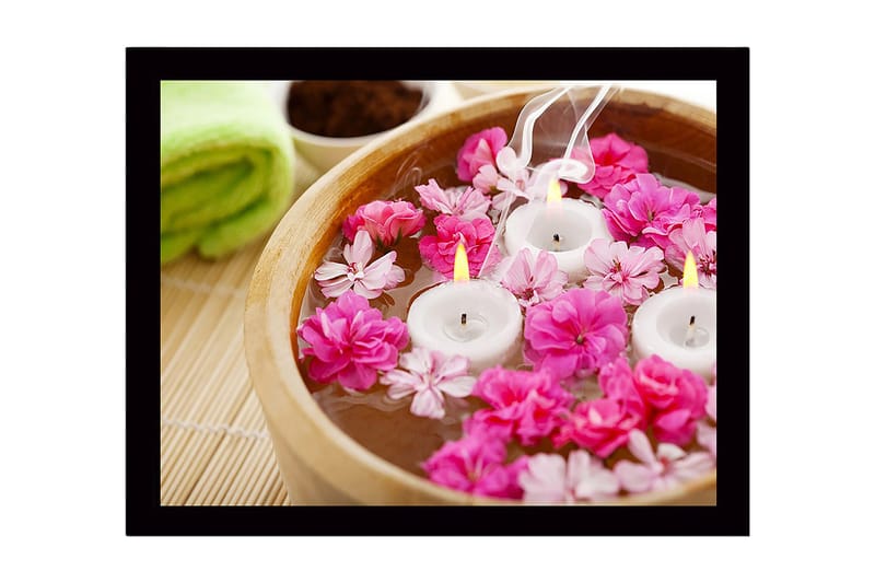 Innrammet lerretsbilde i tre - 41x56 cm - Vakker bolle med flytende blomster og lys, Rosa / Hvit / Brun
