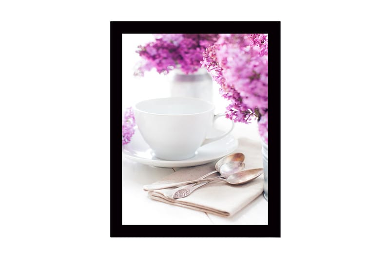 Innrammet lerretsbilde i tre - 41x56 cm - Vakker borddekking med lilla blomster og en hvit kopp, Lilla / Hvit