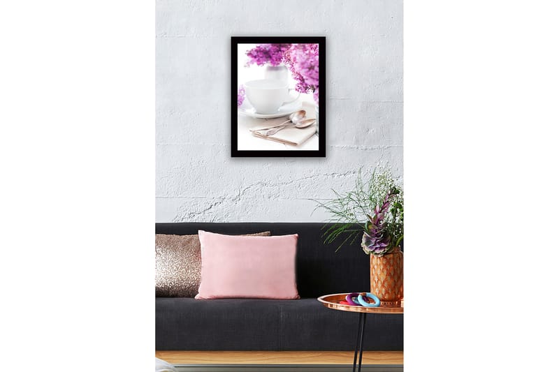 Innrammet lerretsbilde i tre - 41x56 cm - Vakker borddekking med lilla blomster og en hvit kopp - Lilla / Hvit - Interiør - Maleri & posters - Lerretsbilder