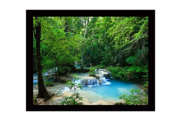 Innrammet lerretsbilde i tre - 41x56 cm - Vakker foss i et frodig skogsmiljø - Grønn / Blå / Beige - Interiør - Maleri & posters - Lerretsbilder