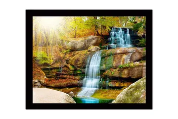 Innrammet lerretsbilde i tre - 41x56 cm - Vakker foss i et høstlig skogsmiljø - Grønn / Oransje / Blå - Interiør - Maleri & posters - Lerretsbilder