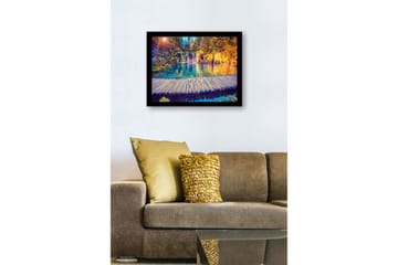 Innrammet lerretsbilde i tre - 41x56 cm - Vakker foss med klart blått vann omgitt av frodige trær og planter - Blå / Grønn / Oransje - Interiør - Maleri & posters - Lerretsbilder