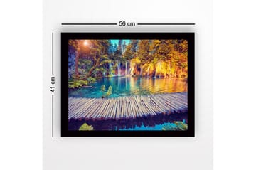 Innrammet lerretsbilde i tre - 41x56 cm - Vakker foss med klart blått vann omgitt av frodige trær og planter - Blå / Grønn / Oransje - Interiør - Maleri & posters - Lerretsbilder