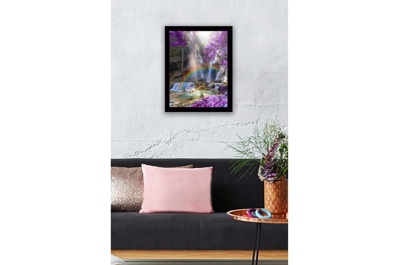 Innrammet lerretsbilde i tre - 41x56 cm - Vakker foss med regnbue omgitt av lilla blomster og frodige trær - Lilla / Grønn / Blå - Interiør - Maleri & posters - Lerretsbilder