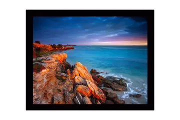 Innrammet lerretsbilde i tre - 41x56 cm - Vakker kystlinje med klipper og hav i skumringslys - Turkis / Oransje / Grå - Interiør - Maleri & posters - Lerretsbilder