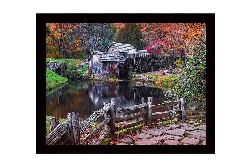 Innrammet lerretsbilde i tre - 41x56 cm - Vakker mølle ved en speilblank innsjø omgitt av høstfarger, Grønn / Oransje / Brun