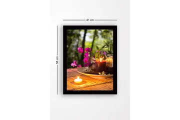 Innrammet lerretsbilde i tre - 41x56 cm - Vakker samling av blomster og lys på en treplate - Lilla / Mørk rød / Beige - Interiør - Maleri & posters - Lerretsbilder