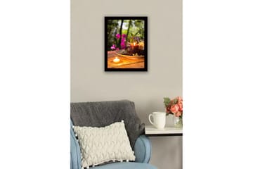 Innrammet lerretsbilde i tre - 41x56 cm - Vakker samling av blomster og lys på en treplate - Lilla / Mørk rød / Beige - Interiør - Maleri & posters - Lerretsbilder