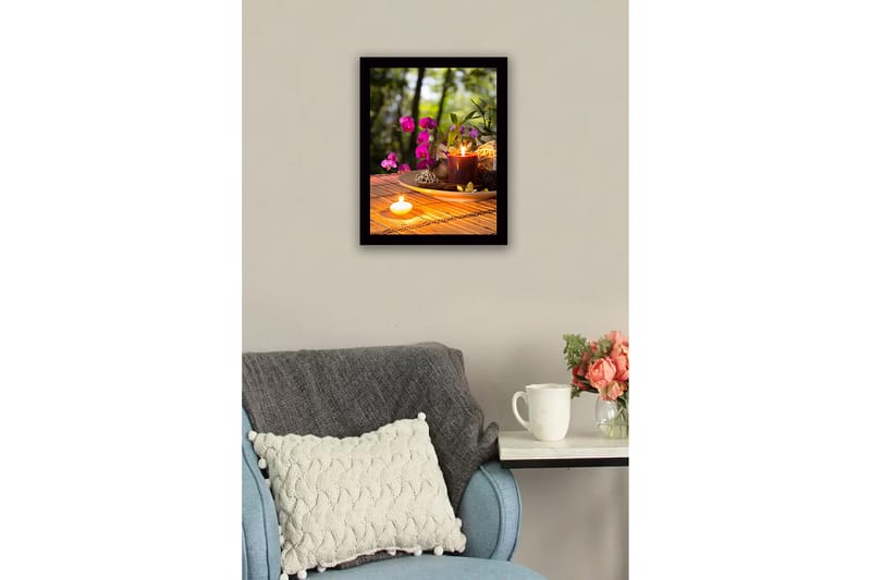 Innrammet lerretsbilde i tre - 41x56 cm - Vakker samling av blomster og lys på en treplate - Lilla / Mørk rød / Beige - Interiør - Maleri & posters - Lerretsbilder