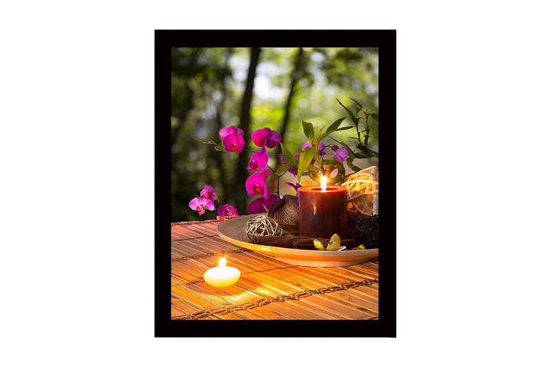 Innrammet lerretsbilde i tre - 41x56 cm - Vakker samling av blomster og lys på en treplate, Lilla / Mørk rød / Beige