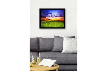 Innrammet lerretsbilde i tre - 41x56 cm - Vakker solnedgang over en grønn eng med røde valmuer - Grønn / Oransje / Blå - Interiør - Maleri & posters - Lerretsbilder