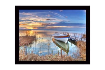 Innrammet lerretsbilde i tre - 41x56 cm - Vakker solnedgang over en rolig innsjø med en båt ved bryggen - Blå / Oransje / Grønn - Interiør - Maleri & posters - Lerretsbilder