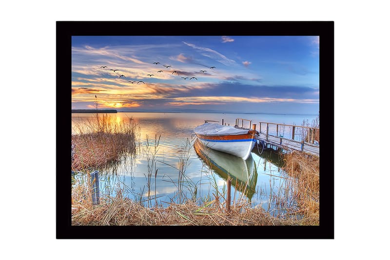 Innrammet lerretsbilde i tre - 41x56 cm - Vakker solnedgang over en rolig innsjø med en båt ved bryggen, Blå / Oransje / Grønn