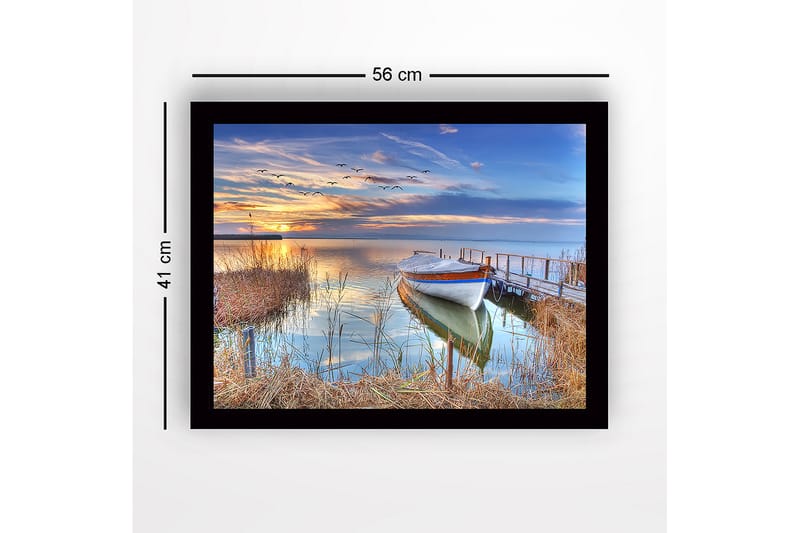 Innrammet lerretsbilde i tre - 41x56 cm - Vakker solnedgang over en rolig innsjø med en båt ved bryggen - Blå / Oransje / Grønn - Interiør - Maleri & posters - Lerretsbilder