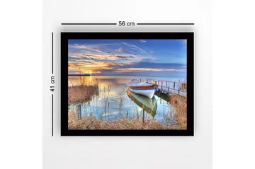 Innrammet lerretsbilde i tre - 41x56 cm - Vakker solnedgang over en rolig innsjø med en båt ved bryggen - Blå / Oransje / Grønn - Interiør - Maleri & posters - Lerretsbilder