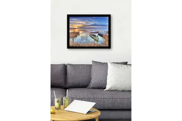 Innrammet lerretsbilde i tre - 41x56 cm - Vakker solnedgang over en rolig innsjø med en båt ved bryggen - Blå / Oransje / Grønn - Interiør - Maleri & posters - Lerretsbilder