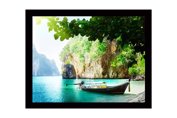 Innrammet lerretsbilde i tre - 41x56 cm - Vakker strand med båt på en frodig, steinete kyst - Turkis / Grønn / Brun - Interiør - Maleri & posters - Lerretsbilder