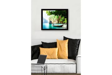 Innrammet lerretsbilde i tre - 41x56 cm - Vakker strand med båt på en frodig, steinete kyst - Turkis / Grønn / Brun - Interiør - Maleri & posters - Lerretsbilder