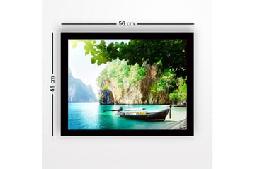 Innrammet lerretsbilde i tre - 41x56 cm - Vakker strand med båt på en frodig, steinete kyst - Turkis / Grønn / Brun - Interiør - Maleri & posters - Lerretsbilder