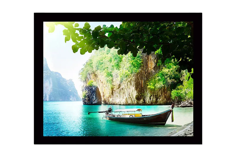 Innrammet lerretsbilde i tre - 41x56 cm - Vakker strand med båt på en frodig, steinete kyst, Turkis / Grønn / Brun