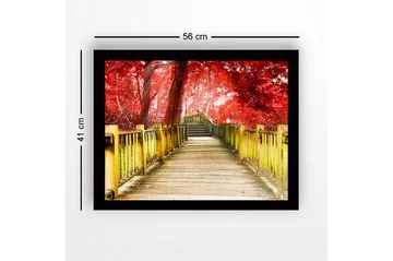 Innrammet lerretsbilde i tre - 41x56 cm - Vakker trebro omgitt av røde trær i høstlige omgivelser - Rød / Gul / Brun - Interiør - Maleri & posters - Lerretsbilder