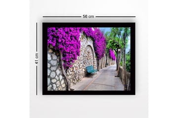 Innrammet lerretsbilde i tre - 41x56 cm - Vakker tur med bougainvillea som pryder en steinmur - Lilla / Grønn / Beige - Interiør - Maleri & posters - Lerretsbilder