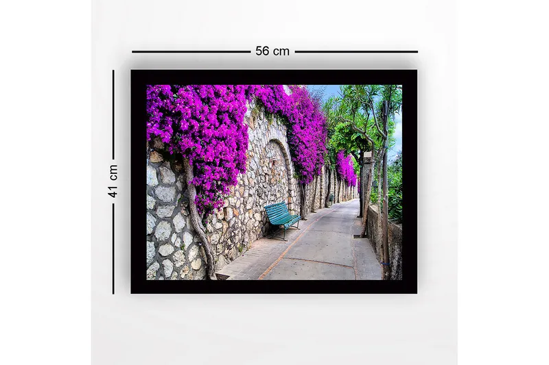 Innrammet lerretsbilde i tre - 41x56 cm - Vakker tur med bougainvillea som pryder en steinmur - Lilla / Grønn / Beige - Interiør - Maleri & posters - Lerretsbilder