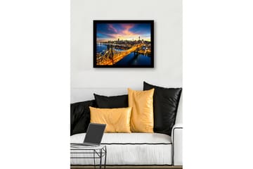Innrammet lerretsbilde i tre - 41x56 cm - Vakkert bybilde av en bro med en glitrende skyline i bakgrunnen - Gull / Blå / Rosa - Interiør - Maleri & posters - Lerretsbilder