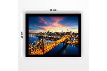 Innrammet lerretsbilde i tre - 41x56 cm - Vakkert bybilde av en bro med en glitrende skyline i bakgrunnen - Gull / Blå / Rosa - Interiør - Maleri & posters - Lerretsbilder
