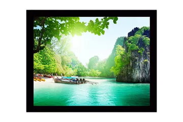 Innrammet lerretsbilde i tre - 41x56 cm - Vakkert kystlandskap med båter på en grønn strand - Grønn / Turkis / Blå - Interiør - Maleri & posters - Lerretsbilder