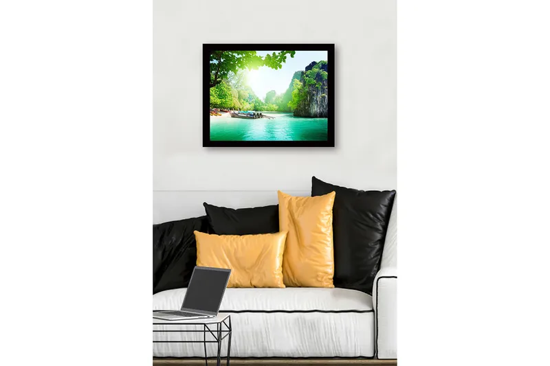 Innrammet lerretsbilde i tre - 41x56 cm - Vakkert kystlandskap med båter på en grønn strand - Grønn / Turkis / Blå - Interiør - Maleri & posters - Lerretsbilder