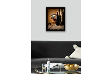 Innrammet lerretsbilde i tre - 41x56 cm - Vinflaske og glass med rødvin omgitt av druer og eikefat - Rød / Svart / Brun - Interiør - Maleri & posters - Lerretsbilder