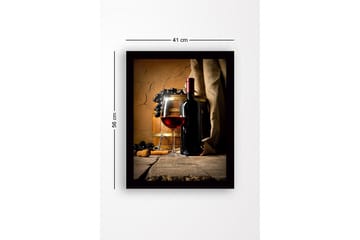 Innrammet lerretsbilde i tre - 41x56 cm - Vinflaske og glass med rødvin omgitt av druer og eikefat - Rød / Svart / Brun - Interiør - Maleri & posters - Lerretsbilder
