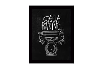 Innrammet lerretsbilde i tre - 41x56 cm - Vintage kjøkkenvekt med kjevle og teksten Start Baking - Svart / Hvit - Interiør - Maleri & posters - Lerretsbilder