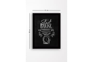 Innrammet lerretsbilde i tre - 41x56 cm - Vintage kjøkkenvekt med kjevle og teksten Start Baking - Svart / Hvit - Interiør - Maleri & posters - Lerretsbilder